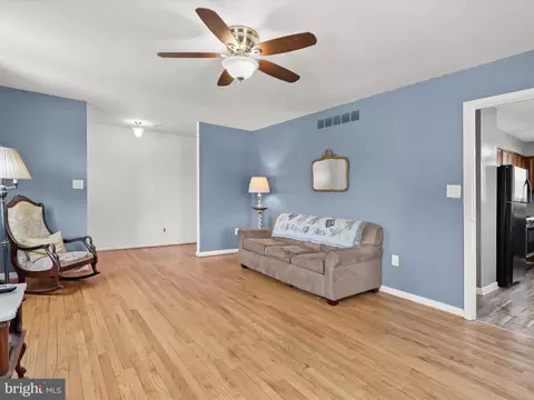 Living - 1543 S Rolling Rd, Halethorpe, MD 21227 photo 4 of 4