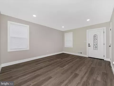 Living - 2812 Manoff Rd, Halethorpe, MD 21227 photo 4 of 6