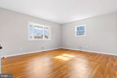 Living - 516 Nollmeyer Rd, Middle River, MD 21220 photo 3 of 8