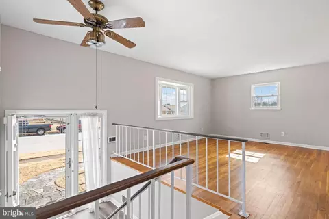Living - 516 Nollmeyer Rd, Middle River, MD 21220 photo 2 of 8