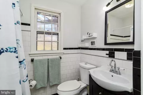 Bath - 1002 Saint Albans Rd, Baltimore, MD 21239 photo 1 of 3