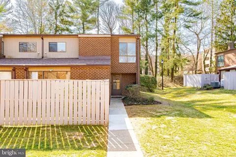 24 Farmhouse Ct, Pikesville, MD 21208