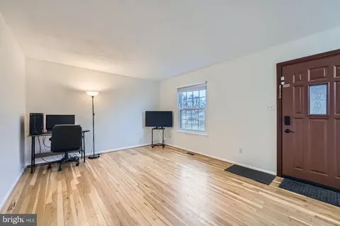 Living - 3908 Link Ave, Nottingham, MD 21236 photo 2 of 4