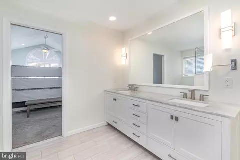 Bath - 9110 Chesapeake Ave, Sparrows Point, MD 21219 photo 5 of 8