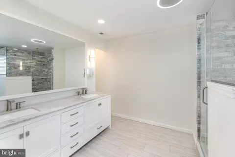 Bath - 9110 Chesapeake Ave, Sparrows Point, MD 21219 photo 6 of 8