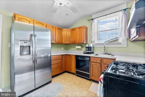 Kitchen - 633 N Bend Rd, Baltimore, MD 21229 photo 1 of 2