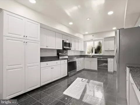 Kitchen - 13719 Killarney Ct, Phoenix, MD 21131 photo 1 of 6