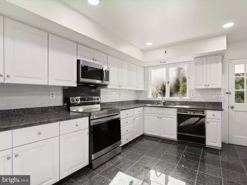 Kitchen - 13719 Killarney Ct, Phoenix, MD 21131 photo 4 of 6