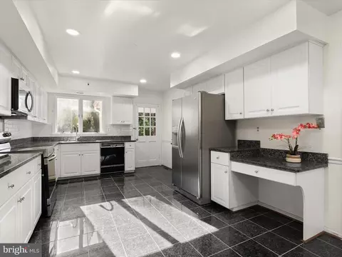 Kitchen - 13719 Killarney Ct, Phoenix, MD 21131 photo 3 of 6