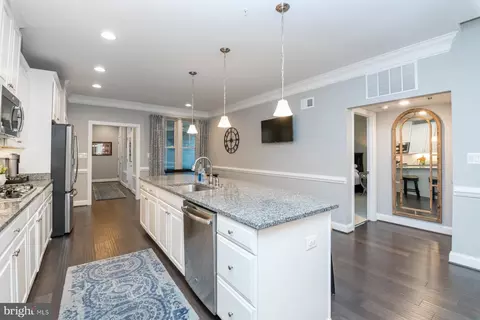 Entry Way - 6918 Summit Cir, Baltimore, MD 21239 photo 5 of 12