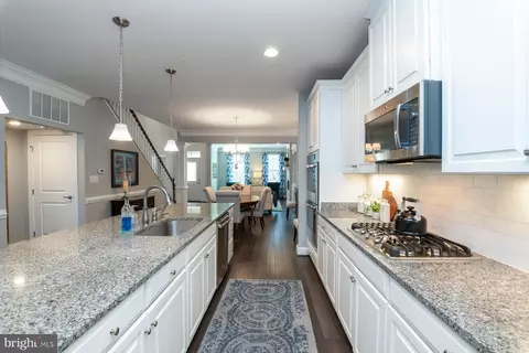 Entry Way - 6918 Summit Cir, Baltimore, MD 21239 photo 4 of 12