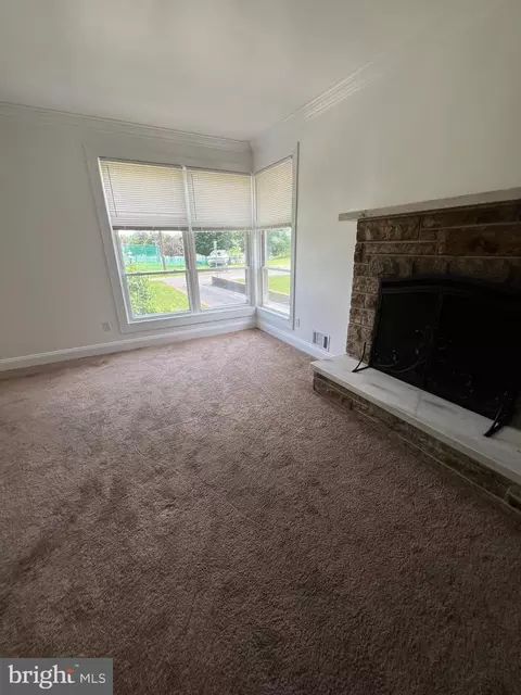 Living - 8211 Beach Dr, Dundalk, MD 21222 photo 2 of 6