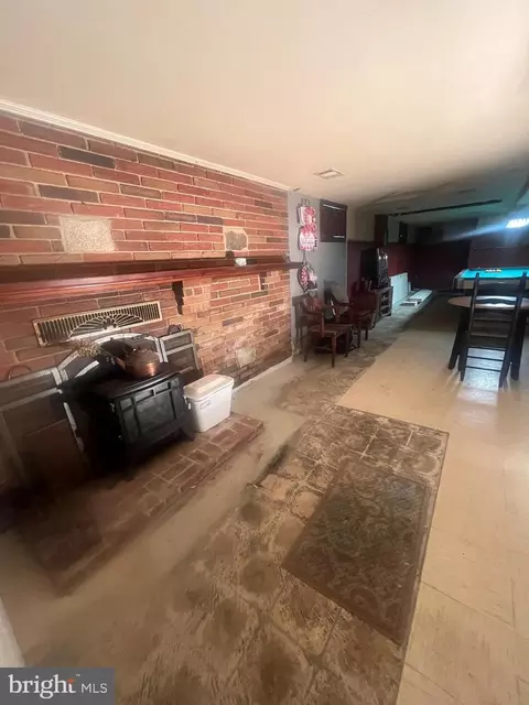 Entry Way - 8211 Beach Dr, Dundalk, MD 21222 photo 12 of 14