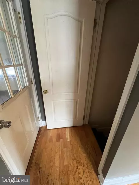 Entry Way - 8211 Beach Dr, Dundalk, MD 21222 photo 9 of 14