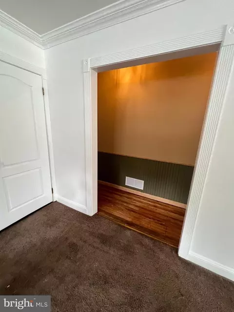 Entry Way - 8211 Beach Dr, Dundalk, MD 21222 photo 5 of 14