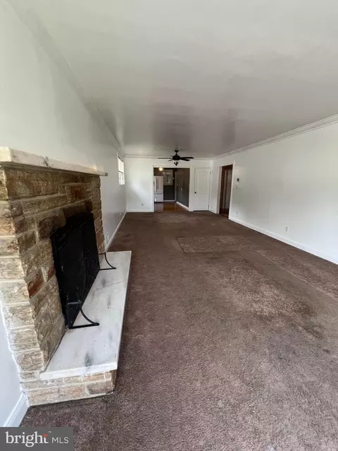 Living - 8211 Beach Dr, Dundalk, MD 21222 photo 4 of 6