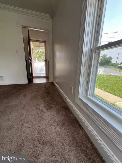 Entry Way - 8211 Beach Dr, Dundalk, MD 21222 photo 2 of 14