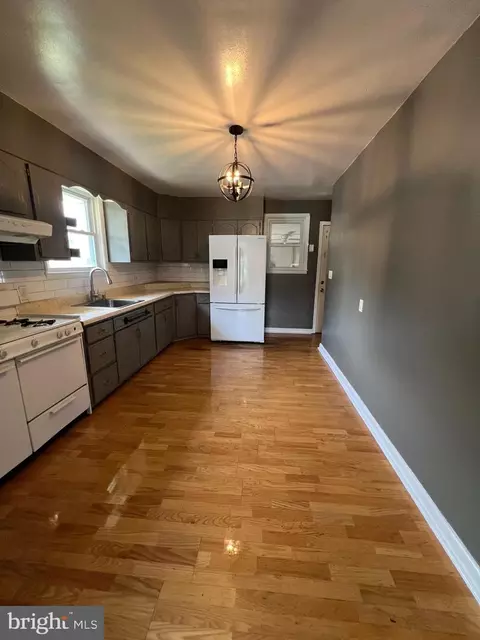 Entry Way - 8211 Beach Dr, Dundalk, MD 21222 photo 4 of 14
