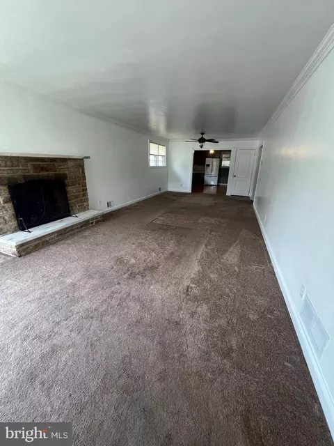 Living - 8211 Beach Dr, Dundalk, MD 21222 photo 5 of 6