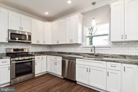 Kitchen - 2620 Edgemere Ave, Sparrows Point, MD 21219 photo 2 of 3