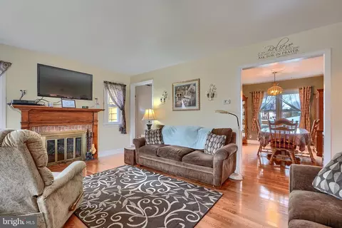 297 Hazel Ave, Halethorpe, MD 21227 photo 4