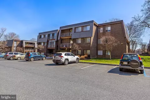 8 Stonehenge Cir #5, Pikesville, MD 21208