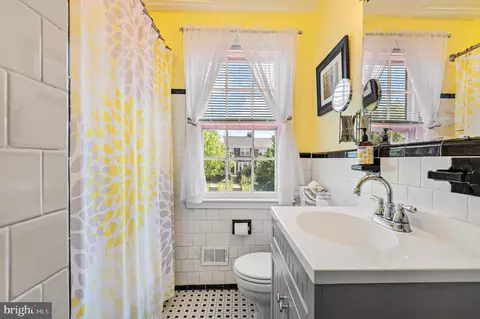 Bath - 148 Stevenson Ln, Baltimore, MD 21212 photo 1 of 2