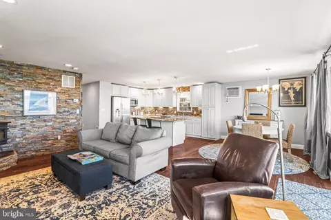 Living - 3930 Glenhurst Rd, Dundalk, MD 21222 photo 2 of 2