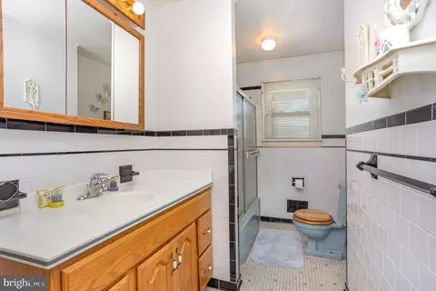 Bath - 7224 Hughes Ave, Sparrows Point, MD 21219 photo 2 of 3