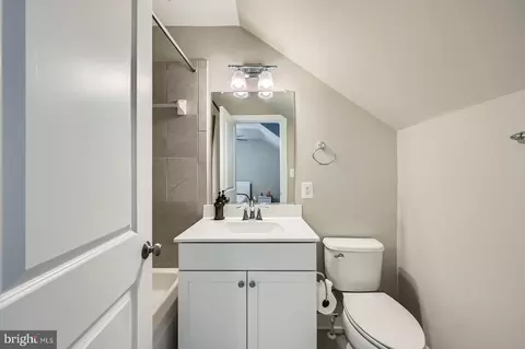 Entry Way - 423 E Jefferson Ave, Towson, MD 21286 photo 6 of 7