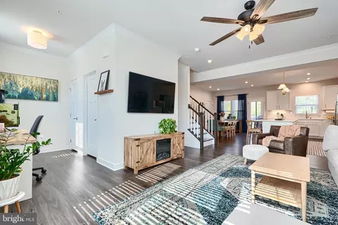 Entry Way - 549 Katherine Ave, Baltimore, MD 21221 photo 8 of 12