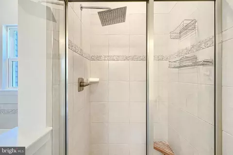Bath - 549 Katherine Ave, Baltimore, MD 21221 photo 3 of 7