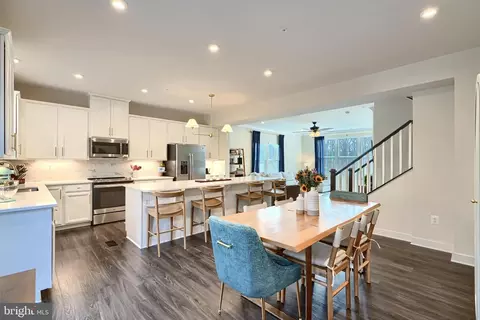 Entry Way - 549 Katherine Ave, Baltimore, MD 21221 photo 5 of 12
