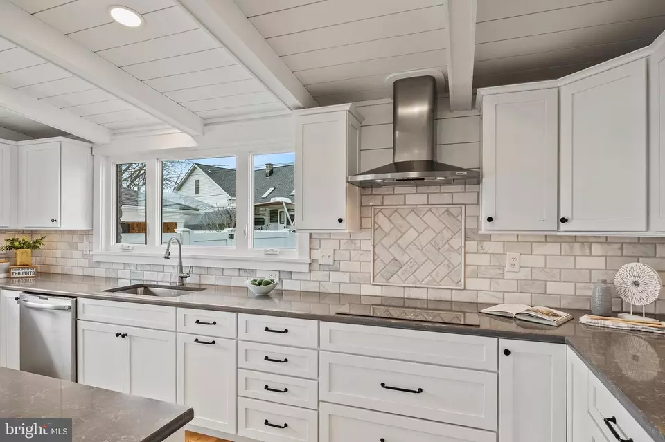 Kitchen - 29 Waterview Rd, Dundalk, MD 21222 photo 4 of 7