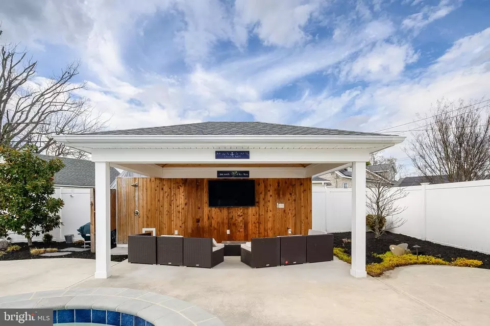 Exterior - 29 Waterview Rd, Dundalk, MD 21222 photo 8 of 9