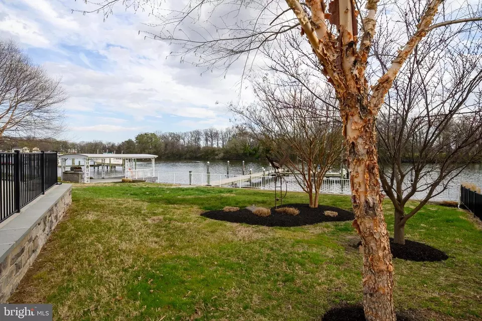 Exterior - 29 Waterview Rd, Dundalk, MD 21222 photo 5 of 9