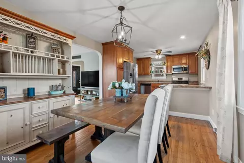 Dining - 5532 Oakland Rd, Halethorpe, MD 21227 photo 3 of 4