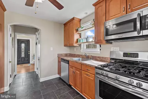 Entry Way - 5532 Oakland Rd, Halethorpe, MD 21227 photo 3 of 5