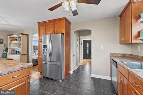 Entry Way - 5532 Oakland Rd, Halethorpe, MD 21227 photo 2 of 5