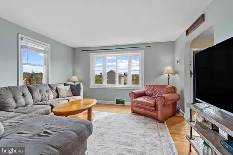 Living - 5532 Oakland Rd, Halethorpe, MD 21227 photo 1 of 1