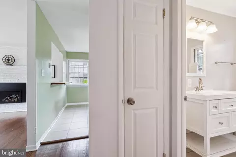 Entry Way - 6207 Elmbank Ave, Baltimore, MD 21209 photo 2 of 4