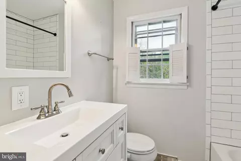 Bath - 6207 Elmbank Ave, Baltimore, MD 21209 photo 2 of 3
