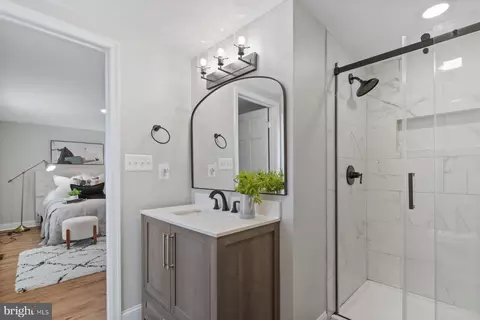 Bath - 4100 West Dr, Baltimore, MD 21229 photo 1 of 2