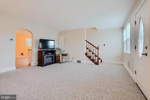 Living - 3119 Whiteway Rd, Sparrows Point, MD 21219 photo 4 of 4