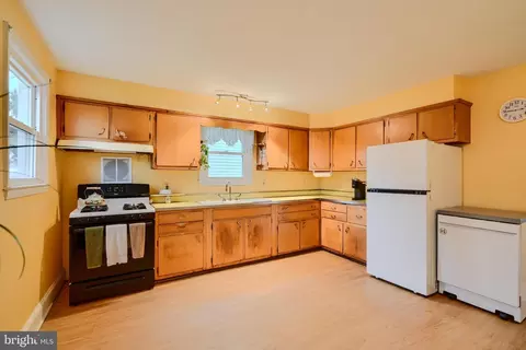 Kitchen - 3119 Whiteway Rd, Sparrows Point, MD 21219 photo 1 of 4