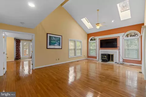 Living - 56 Bellchase Ct, Pikesville, MD 21208 photo 2 of 8