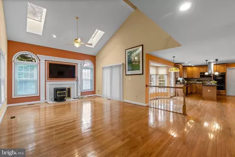Living - 56 Bellchase Ct, Pikesville, MD 21208 photo 4 of 8