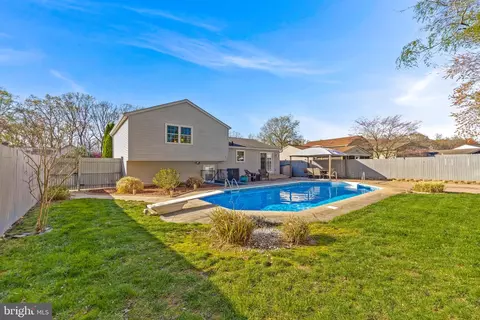 15 Yew Rd, Essex, MD 21221