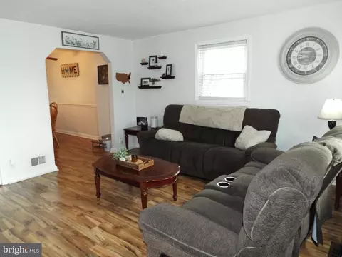 Living - 5486 Oakland Rd, Halethorpe, MD 21227 photo 1 of 1
