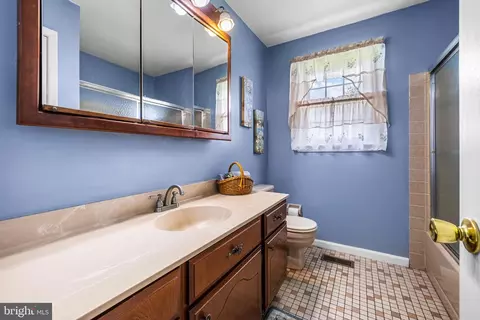 Bath - 2316 Ridge Rd, Windsor Mill, MD 21244 photo 4 of 5